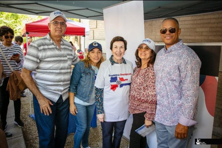 Miles de visitantes celebran en la embajada dominicana en Washington