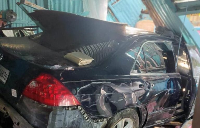 Conductor estrella su auto en una casa y mata dos personas