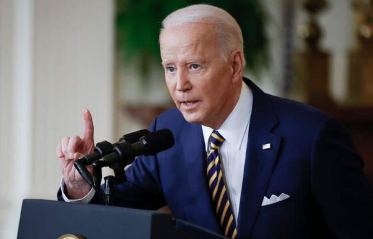 Presidente  Biden regaña  reportero con un «cállate»