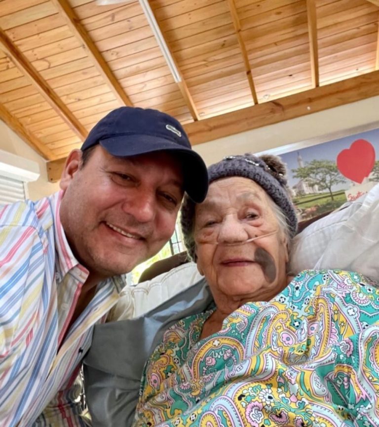 Equipo de Abel Martínez aclara su  madre no ha muerto