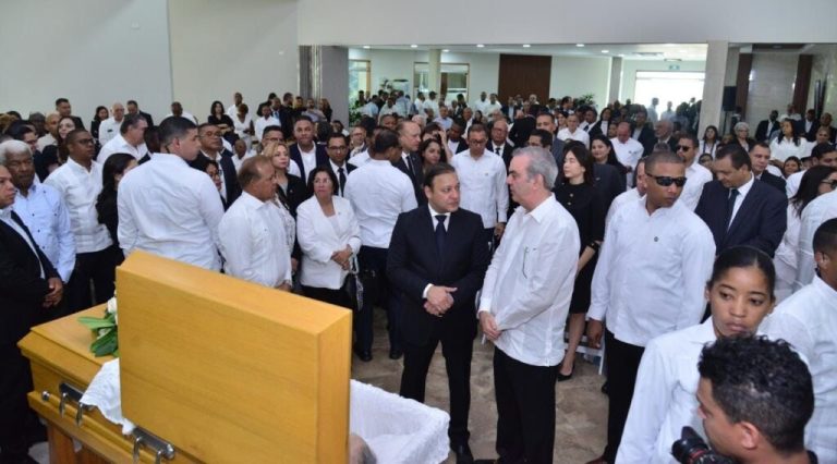 Pte Abinader acude a velatorio madre de Abel Martínez