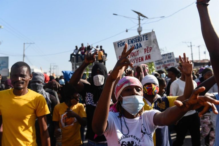 Trabajadores haitianos reclaman mejores condiciones laborables y aumento de salario