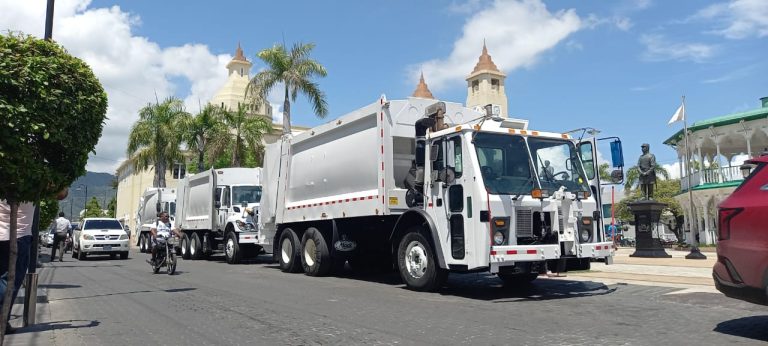 Gobierno entrega 3 camiones compactadores a Cabildo de Puerto Plata