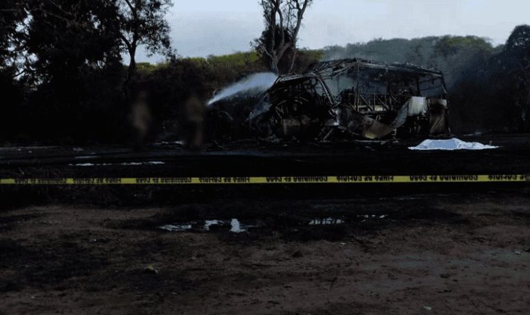 Mueren 26 personas en accidente entre camioneta y un camión
