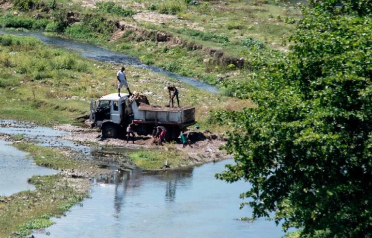 Hieren a teniente coronel durante operativo contra extracción de agregados