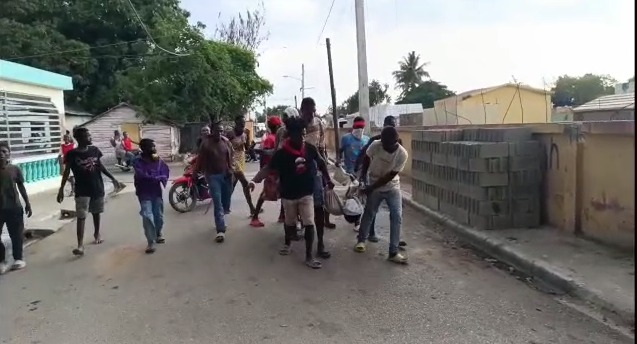 Haitianos transportan cadáver en bolsa porque no consiguieron ataúd