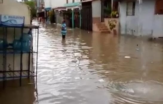 Aguacero provoca inundaciones en sectores de Santiago