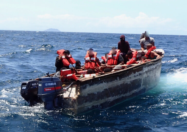 Repatrian  75 migrantes dominicanos apresados en aguas de Puerto Rico