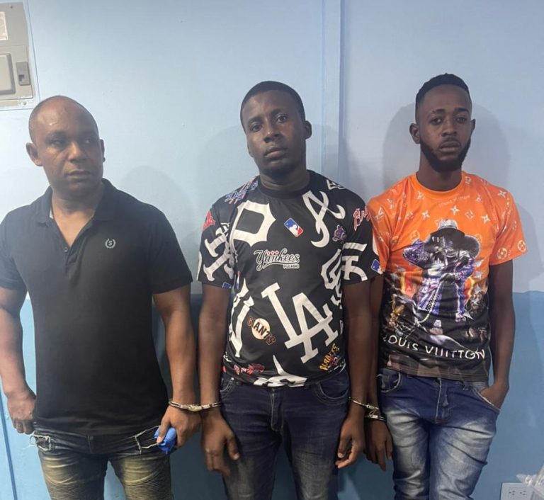 Tres nacionales haitianos fueron apresados después de asaltar dos de sus compatriotas