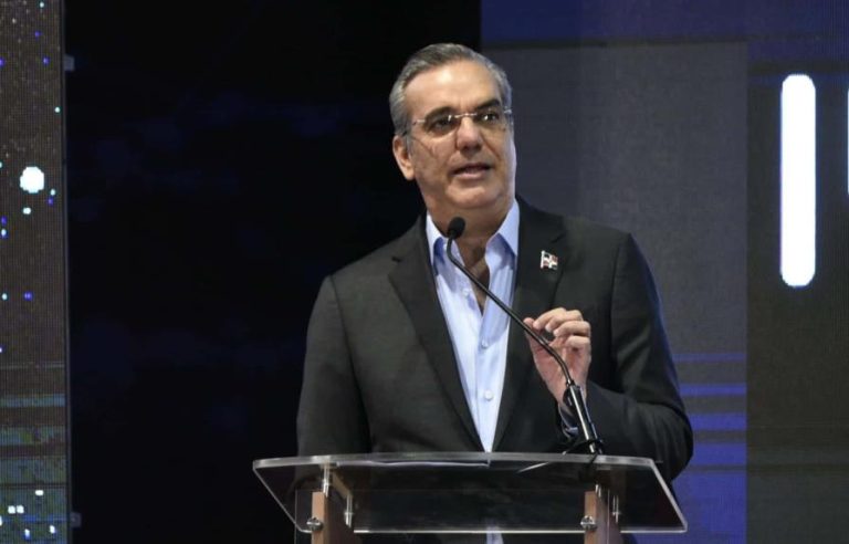 Presidente Abinader ordena cancelar a varios funcionarios