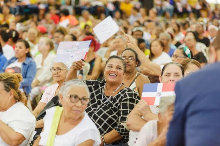 Plan Social de la Presidencia y Gobernación Santiago llevan alegría a madres con el programa “Un Plan para Mamá”