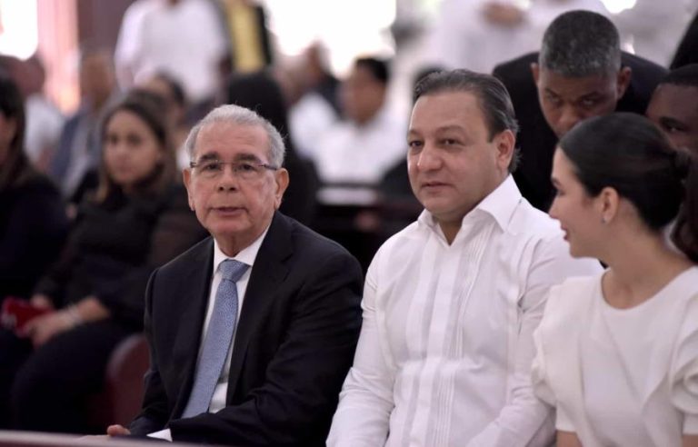 Danilo Medina reaparece y luce renovado