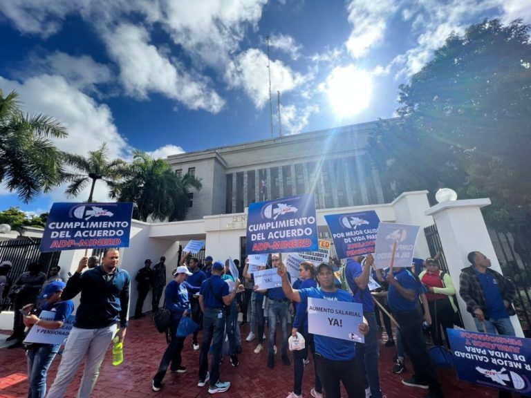 Profesores protestaron frente al Ministerio de Educación