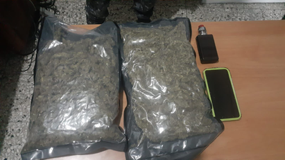 Policía  apresa hombre tras ocuparle más de 48 mil pesos en efectivo, varios cajones de bocinas y drogas