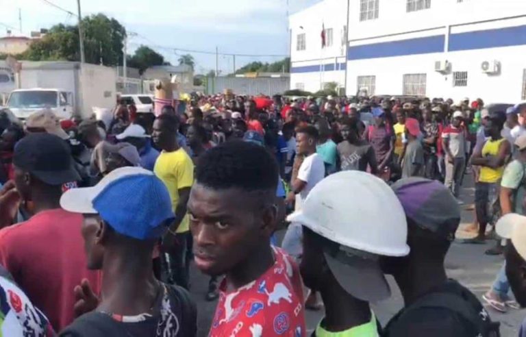 Devuelven a su pais a cientos de haitianos con visados vencidos