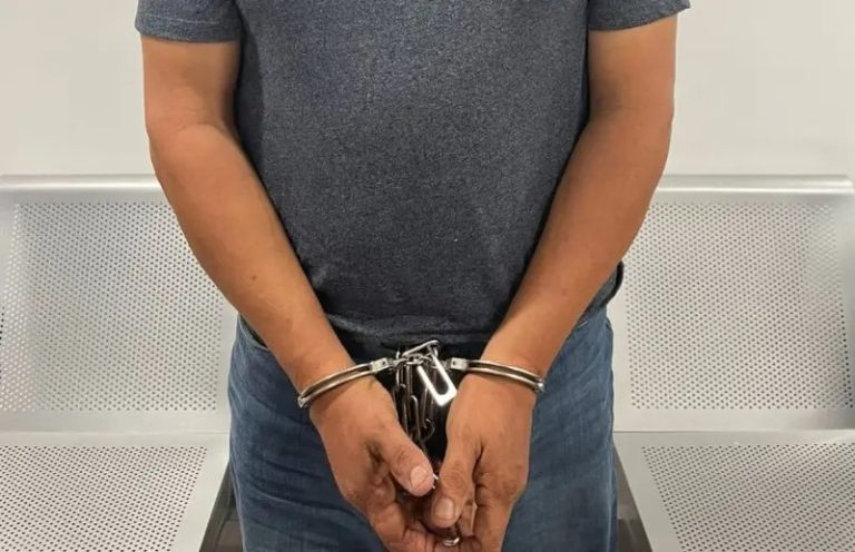 Deportan  a EEUU un cubano por tráfico de armas
