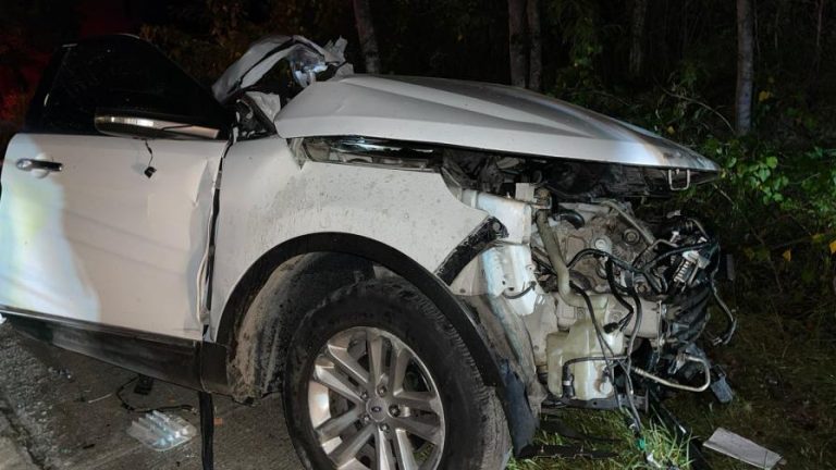 Mueren tres jóvenes al chocar yipeta con poste de luz