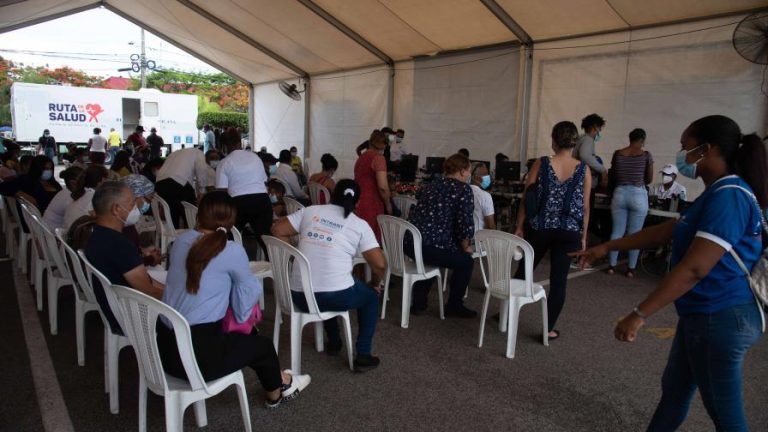 Cientos de pacientes en búsqueda de un diagnóstico para Covid