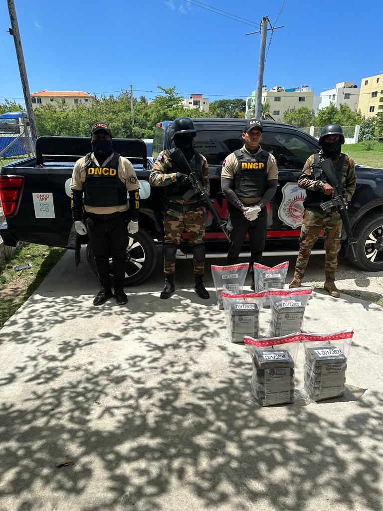Ocupan 33 paquetes presumiblemente de cocaína