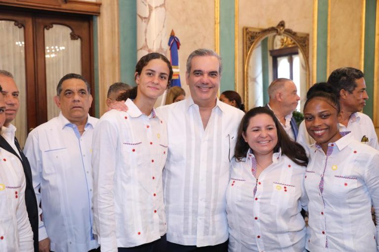 Pte Abinader entrega bandera a delegación que participará en XXlV Juegos Centroamericanos y del Caribe