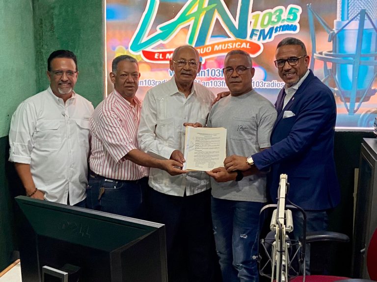 Ex Presidentes Asociacion de Locutores de Santiago procuran mediar diferencias