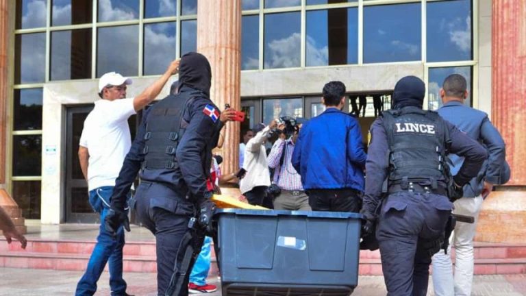Apresan dos agentes al intentar robarse cerca de un millón de pesos