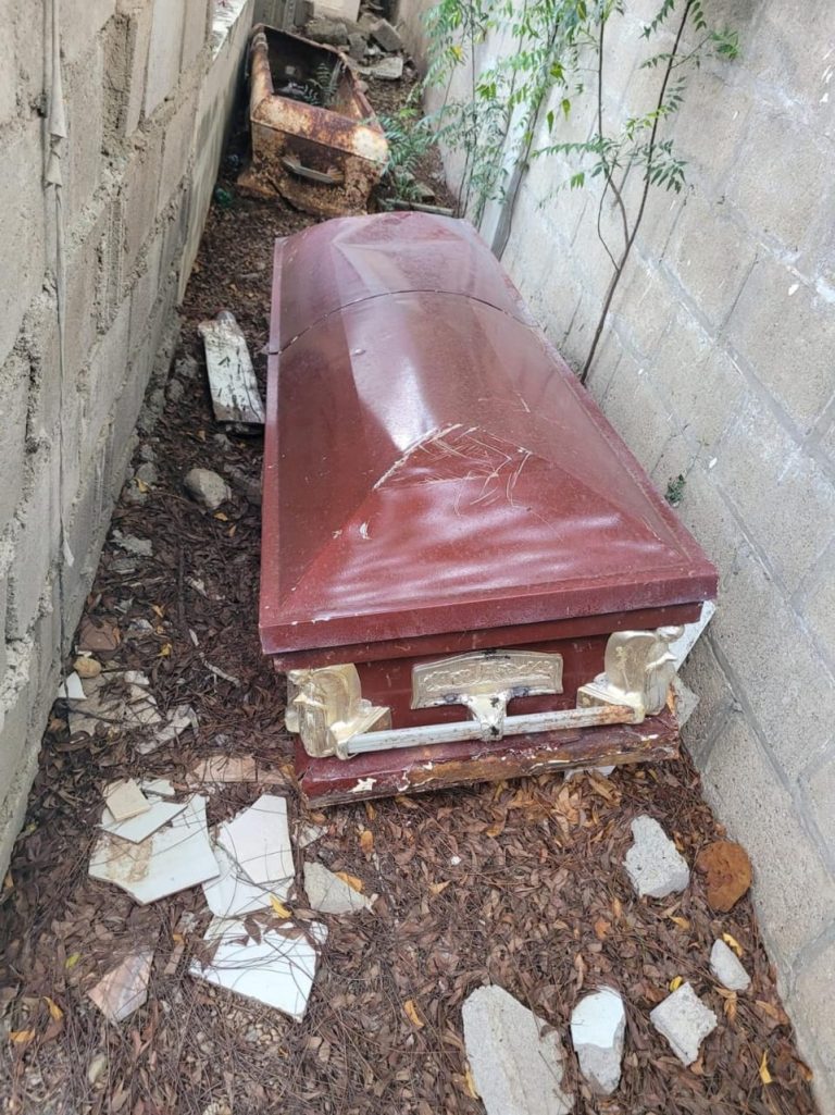 Profanan tumbas en el cementerio municipal de Montecristi