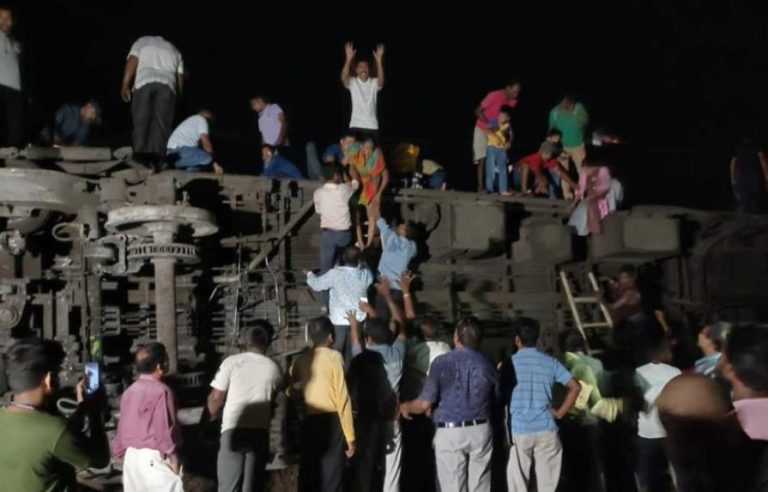 Al menos 233 muertos y 900 heridos en un choque entre trenes