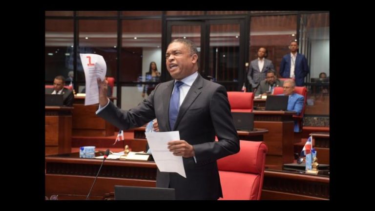 Dos senadores de la oposición truenan contra el Gobierno