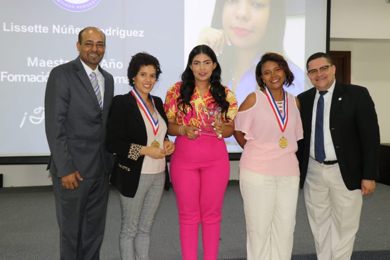 Distrito Educativo 08-04 Santiago Noroeste entrega Reconocimiento al Mérito Magisterial 2023