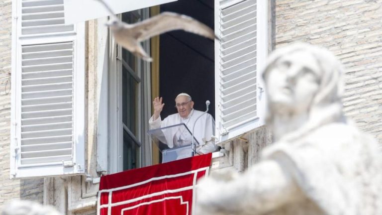 El papa Francisco reaparece ante los fieles tras su operación