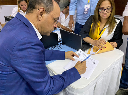 Empresario Rubén Polanco inscribe su precandidatura a alcaldía de Santiago