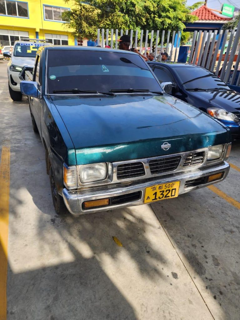 PN recupera camioneta y dos motocicletas robadas; ocupa 52 porciones presunta droga