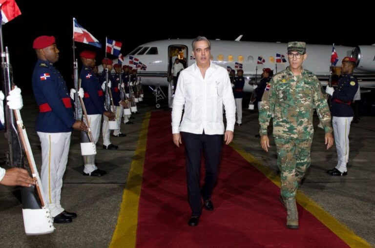 Regresa pte Abinader tras participar en Cumbre Unión Europea-CELAC