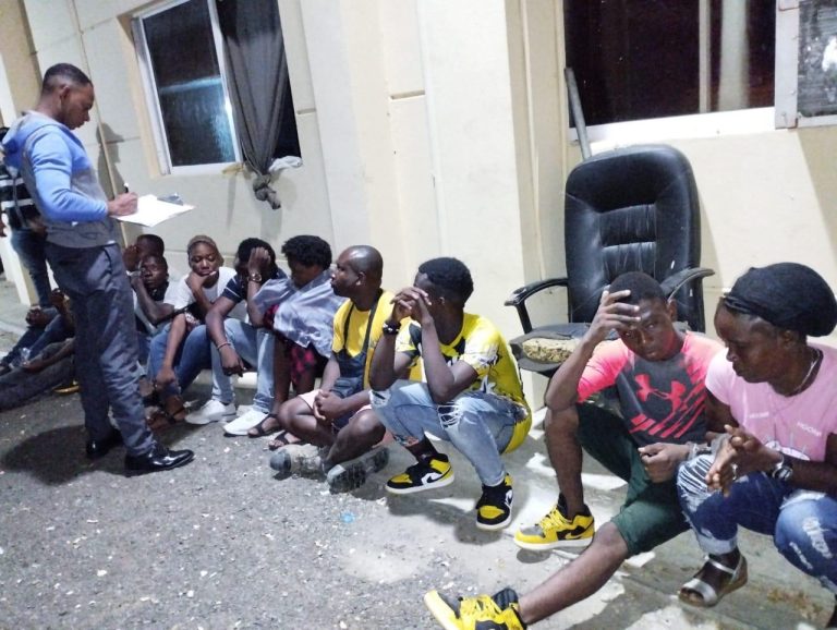 PN activa búsqueda chofer abandonó yipeta con 18 haitianos indocumentados