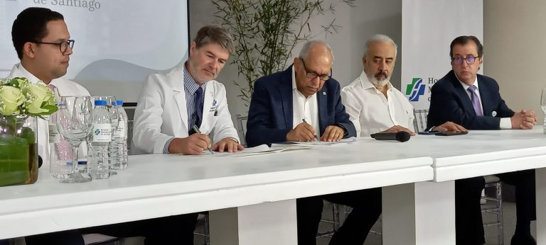 HOMS firma acuerdo de colaboración con el experto internacional de cirugía robótica James Hamilton