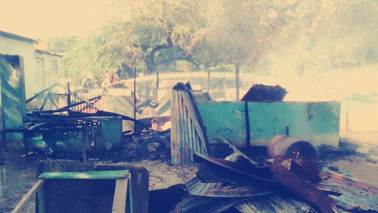 PN investiga origen incendio consumió vivienda
