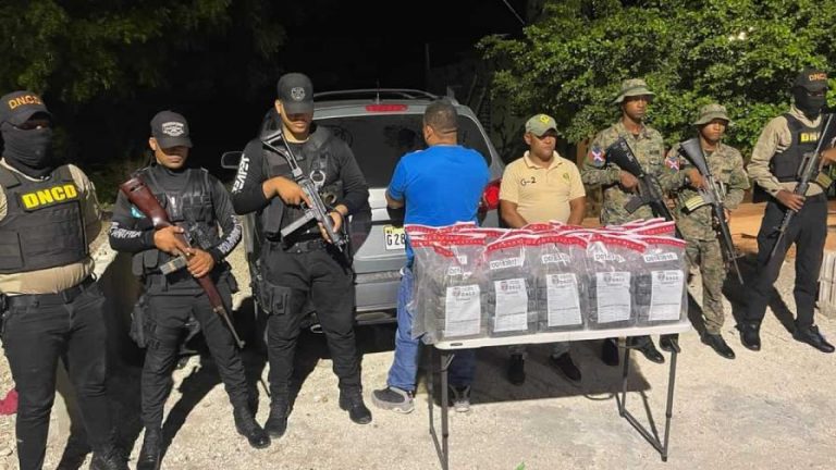 Ocupan 100 paquetes de droga dentro de una yipeta