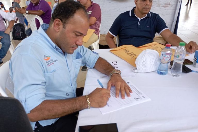 Salvador Holguín inscribe su precandidatura a senador