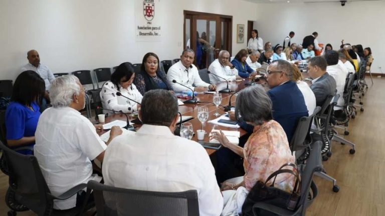 Ministro de Educación busca mejores condiciones para profesores y  garantizar calidad de aprendizajes