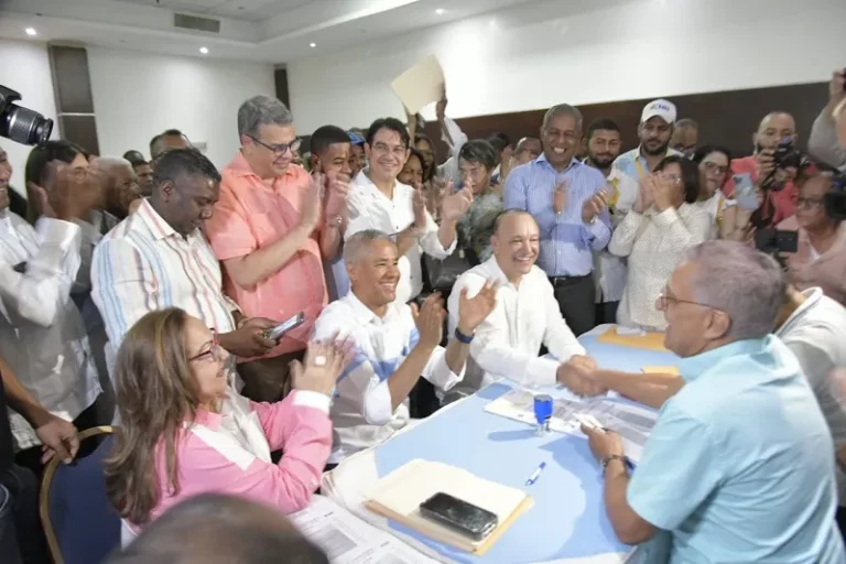 Ulises Rodríguez inscribe su precandidatura a alcaldía de Santiago