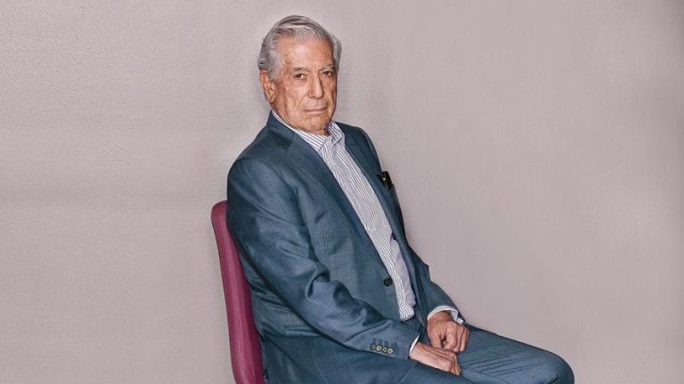 Sale del hospital Mario Vargas Llosa tras recuperarse del COVID-19