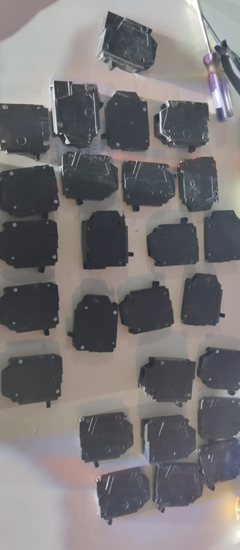 Apresan dos hombres sustrayendo breakers eléctricos  de varios apartamentos