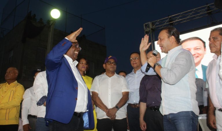 Abel Martínez juramenta a Niño Cambio como candidato a director por Santiago Oeste
