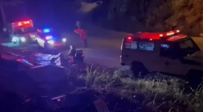 Mueren tres al caer camión por un precipicio