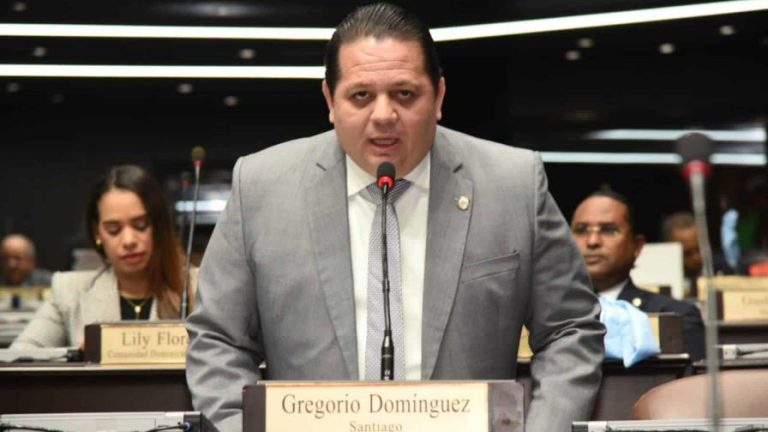 Ministerio Público acusa a diputado de agresión contra extranjera
