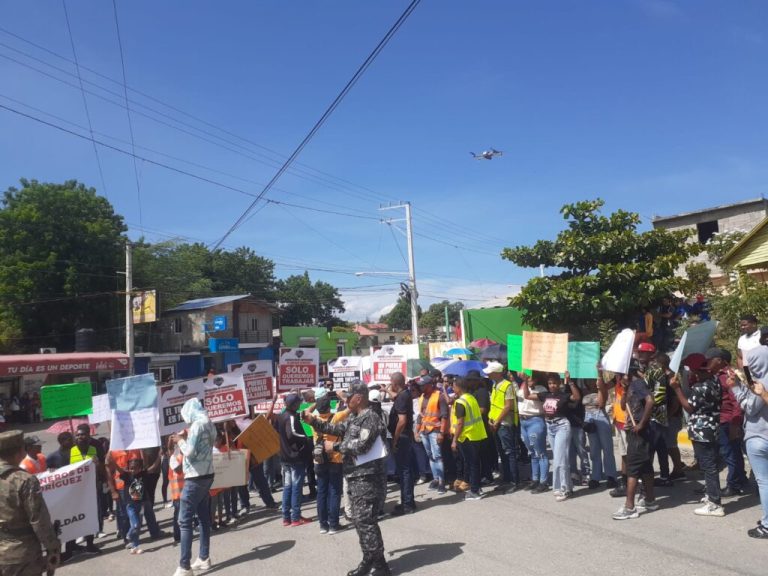 Camioneros protestan  contra empresa de Kola Real