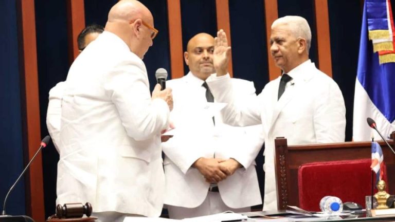 Juramentan nuevo pte del Senado Dominicano
