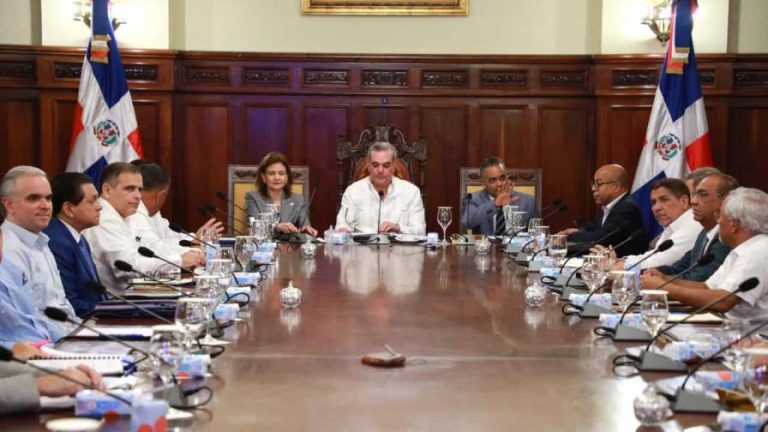 Pte Abinader reitera a funcionarios no usar dinero del Estado en campaña
