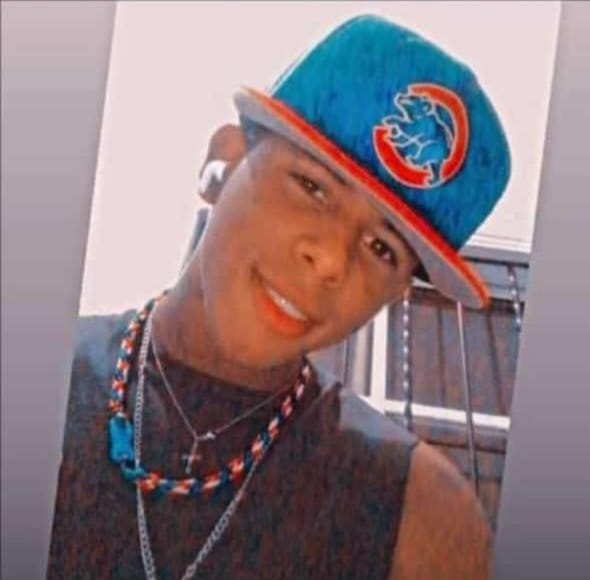 Joven pierde la vida al chocar moto contra un policía acostado